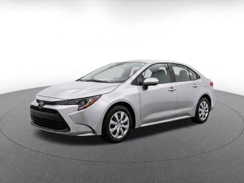 Used 2025 Toyota Corolla LE FWD image 3