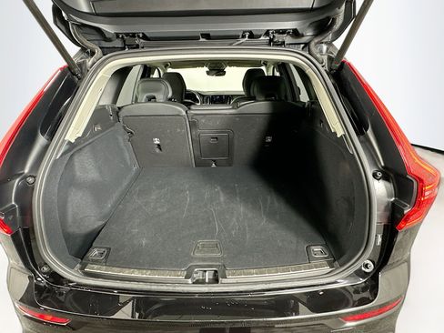 Used 2025 Volvo XC60 B5 Plus image 27