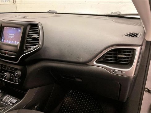 Used 2020 Jeep Cherokee Latitude w/ Cold Weather Group image 14