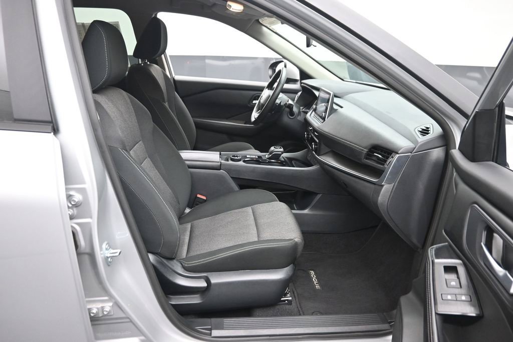 Used 2025 Nissan Rogue SV AWD/4WD image 7