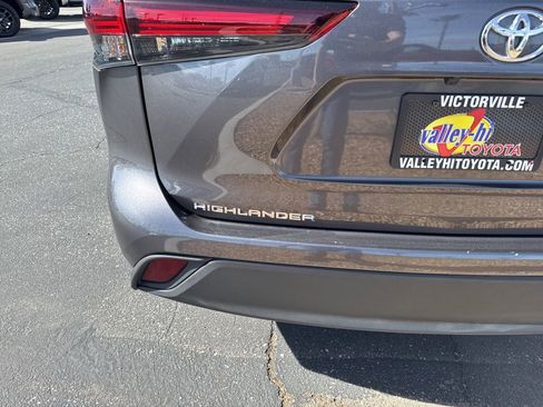 Certified 2024 Toyota Highlander XLE image 7