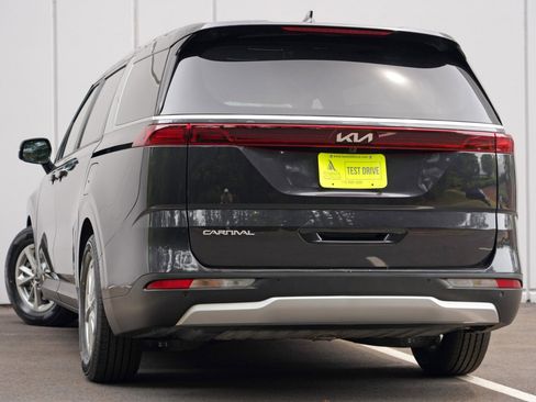 Used 2023 Kia Carnival LX FWD image 5