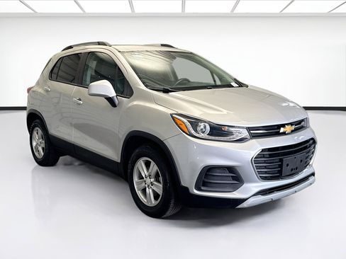 Used 2021 Chevrolet Trax LT w/ Driver Confidence Package image 3