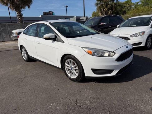 Used 2017 Ford Focus SE FWD image 2