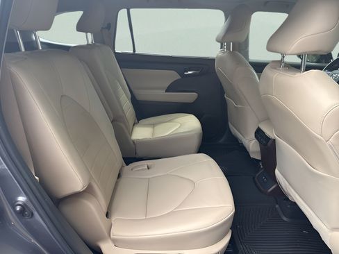 Used 2020 Toyota Highlander XLE FWD image 38
