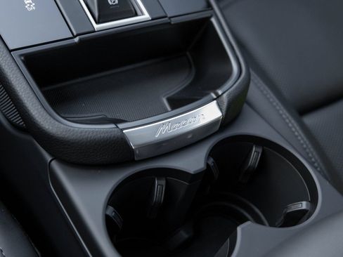 Certified 2026 Porsche Macan AWD/4WD image 28