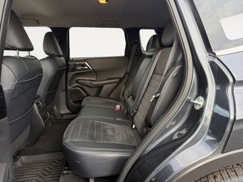 Used 2024 Mitsubishi Outlander AWD image 13