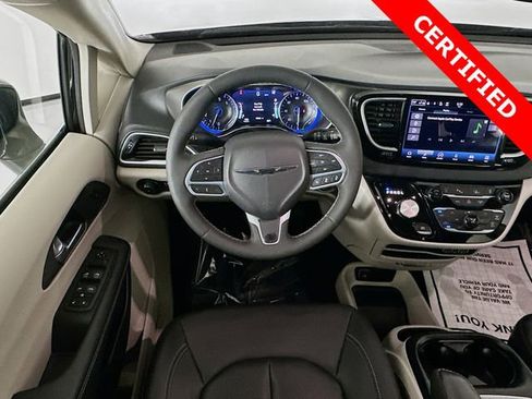 Used 2024 Chrysler Pacifica Touring-L image 21