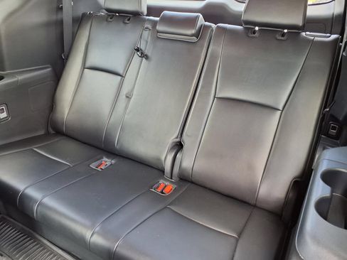 Used 2023 Toyota Highlander XLE FWD image 18