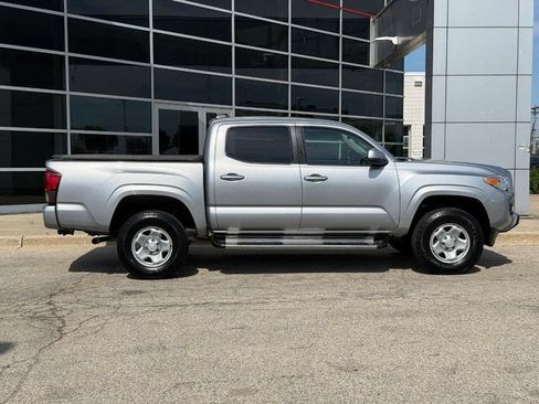 Used 2019 Toyota Tacoma SR AWD/4WD image 2