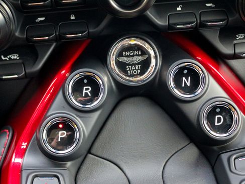 Used 2021 Aston Martin V8 Vantage Coupe RWD image 24