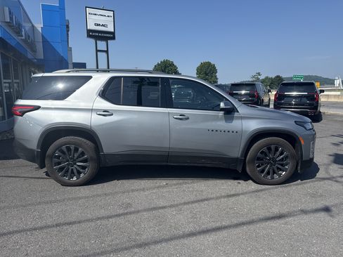 Used 2023 Chevrolet Traverse RS AWD/4WD image 2