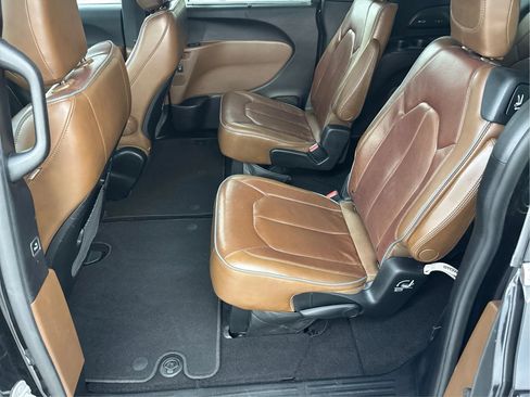 Used 2017 Chrysler Pacifica Limited FWD image 14