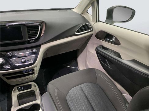 Used 2022 Chrysler Voyager LX FWD image 26