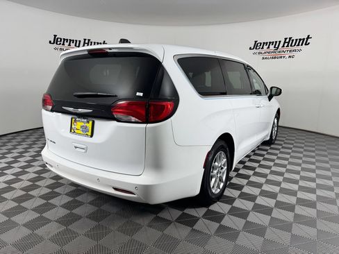 Used 2023 Chrysler Voyager LX FWD image 6