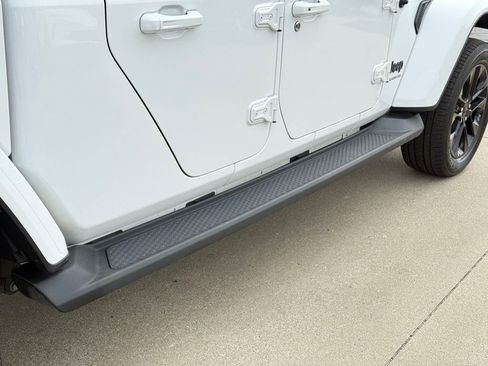 Used 2023 Jeep Gladiator Overland AWD/4WD image 9