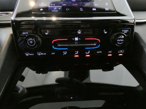 Used 2024 Jeep Grand Cherokee Altitude AWD/4WD image 14