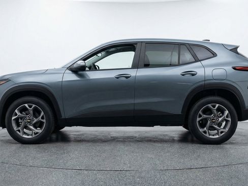 Used 2025 Chevrolet Trax LT w/ LT Convenience Package image 5