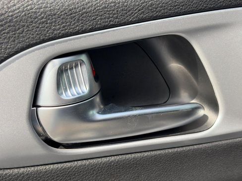 Used 2025 Chrysler Pacifica Limited FWD image 23