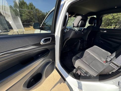 Used 2018 Jeep Grand Cherokee Laredo RWD image 21