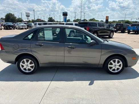 Used 2005 Ford Focus ZX4 Sedan FWD image 7