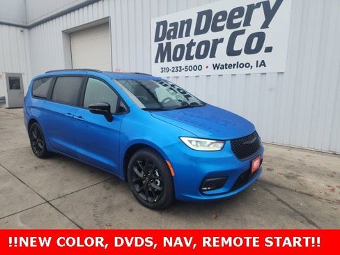 New 2026 Chrysler Pacifica Limited w/ Uconnect Theater Family Group image 1