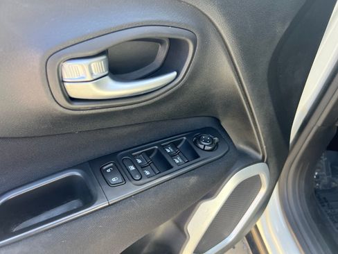 Used 2019 Jeep Renegade Latitude w/ UConnect 8.4 Nav Group FWD image 11