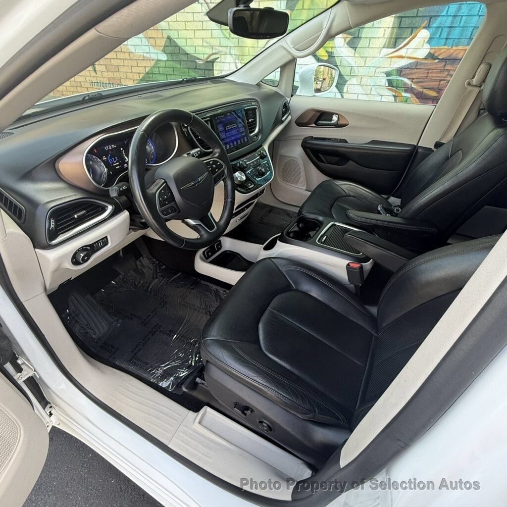 Used 2017 Chrysler Pacifica Touring-L Plus FWD image 18