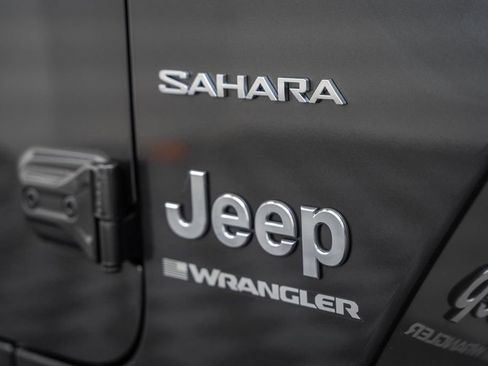 Used 2024 Jeep Wrangler Unlimited Sahara w/ Technology Group AWD/4WD image 18