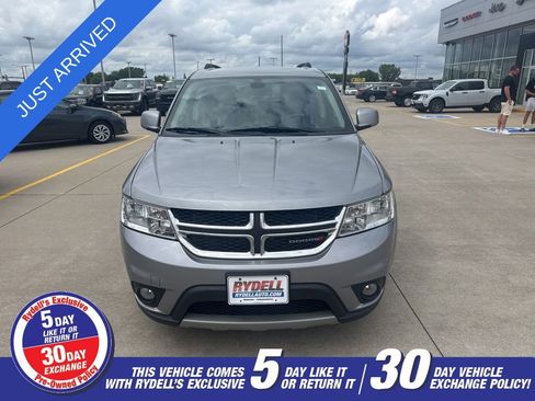 Used 2019 Dodge Journey SE w/ Connectivity Group FWD image 2