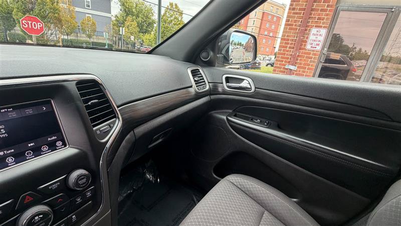 Used 2020 Jeep Grand Cherokee Laredo AWD/4WD image 38