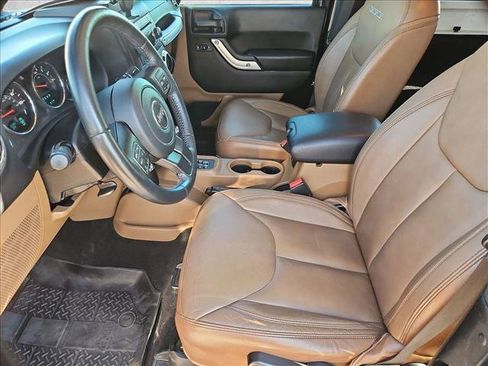 Used 2018 Jeep Wrangler Sahara w/ Connectivity Group AWD/4WD image 18