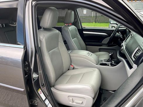 Used 2018 Toyota Highlander XLE AWD/4WD image 9