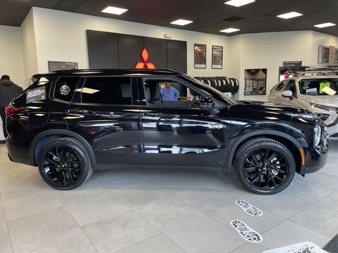 New 2025 Mitsubishi Outlander SEL Black Edition image 4