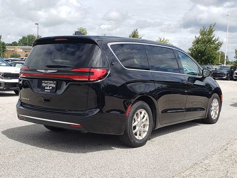 Used 2024 Chrysler Pacifica Touring-L FWD image 6