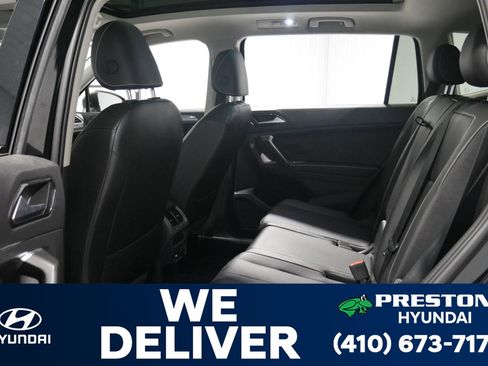 Used 2022 Volkswagen Tiguan SE w/ Panoramic Sunroof Package image 12