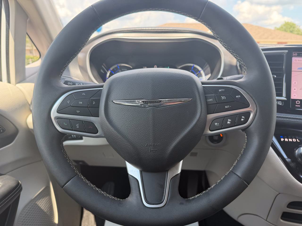 Used 2024 Chrysler Pacifica Limited FWD image 15