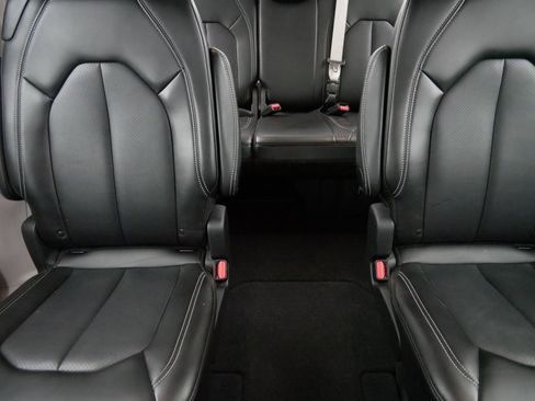 Used 2024 Chrysler Pacifica Touring-L image 13