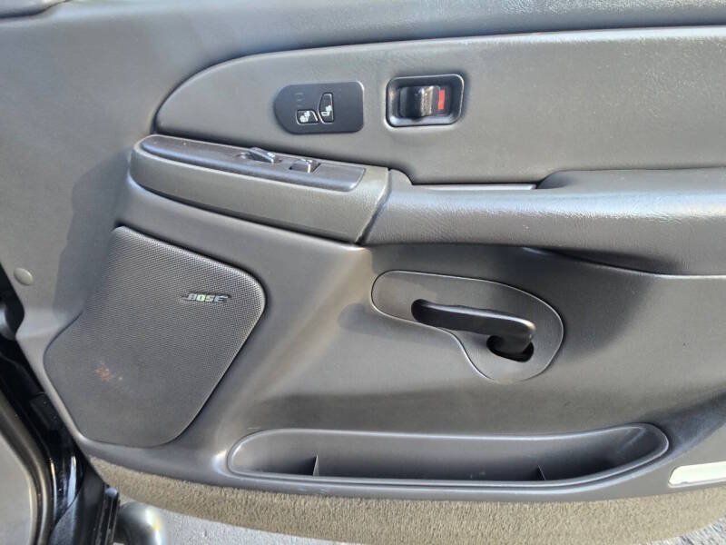 Used 2004 Chevrolet Avalanche Z71 w/ Sun And Sound Package AWD/4WD image 22