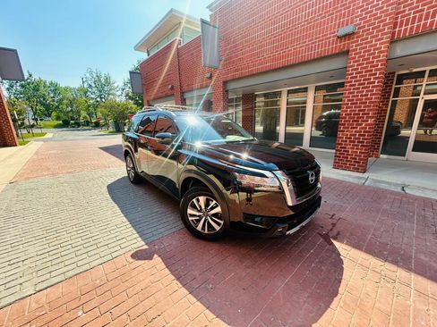 Used 2023 Nissan Pathfinder SL AWD/4WD image 1