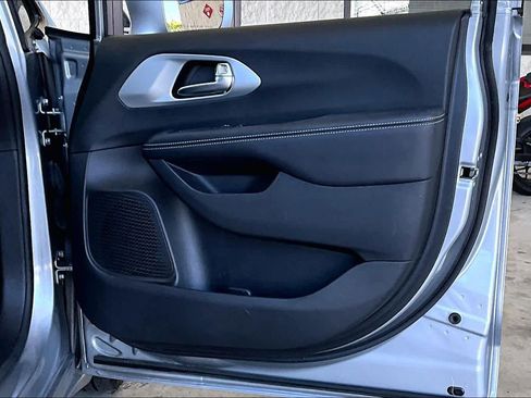 Used 2019 Chrysler Pacifica Touring Plus w/ S Appearance Package FWD image 22