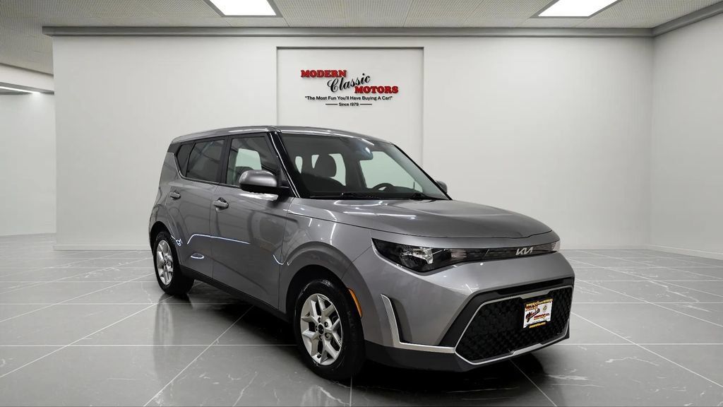 Used 2023 Kia Soul LX w/ Option Group 015 FWD image 1