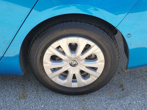 Used 2022 Toyota Prius LE image 11