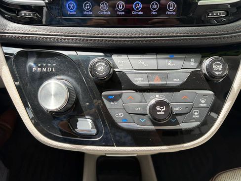 Used 2017 Chrysler Pacifica Limited FWD image 26