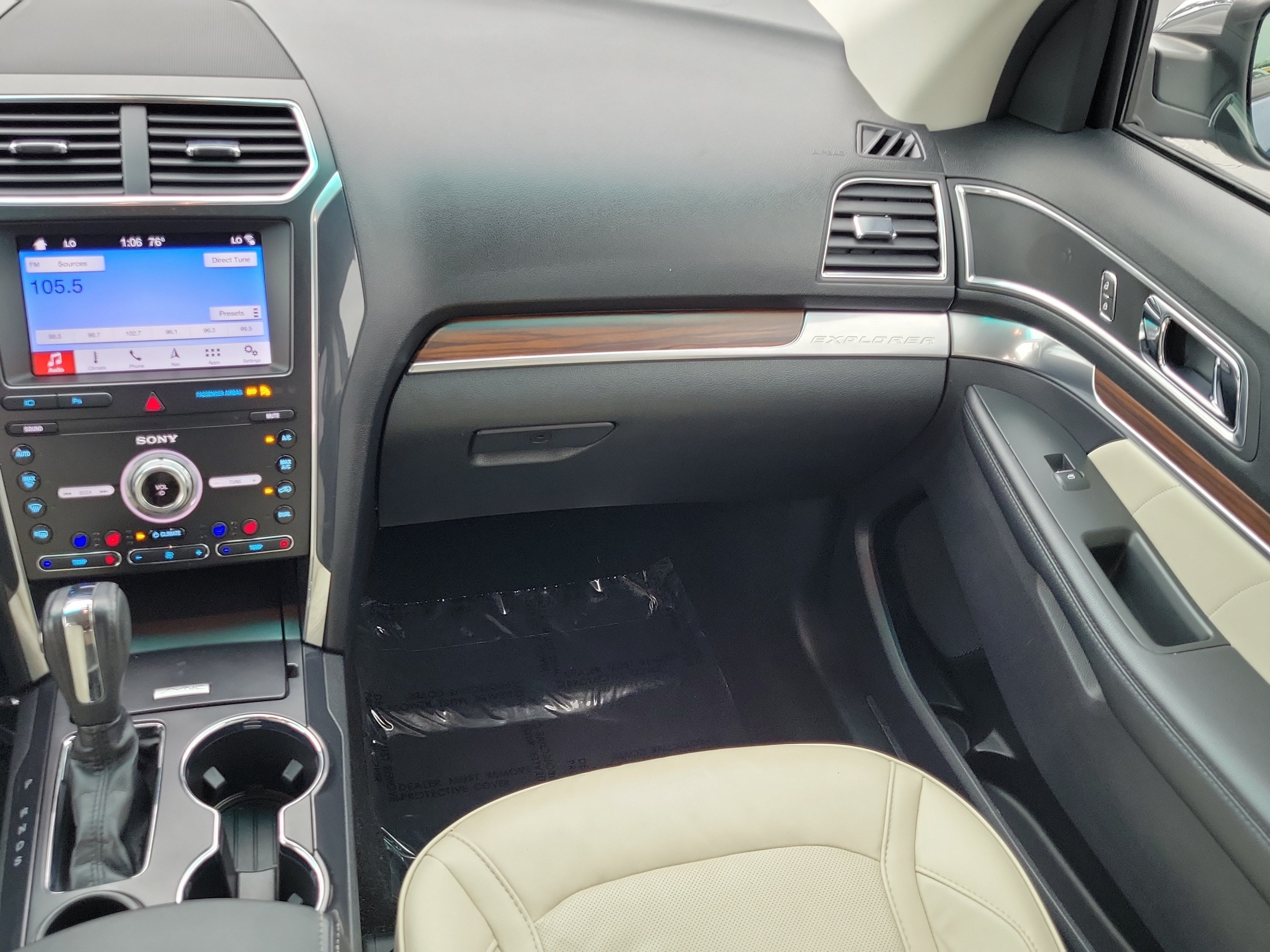Used 2019 Ford Explorer Limited w/ Limited Luxury Package FWD image 17