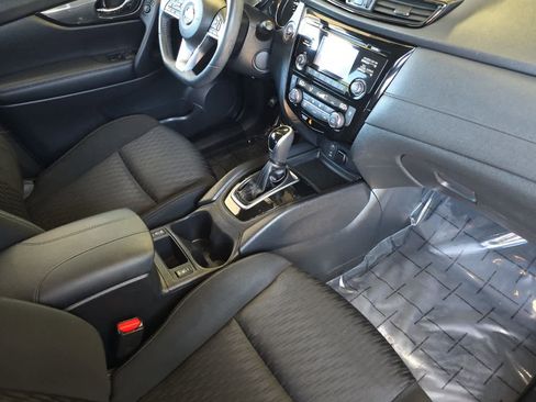 Used 2017 Nissan Rogue SV AWD/4WD image 16