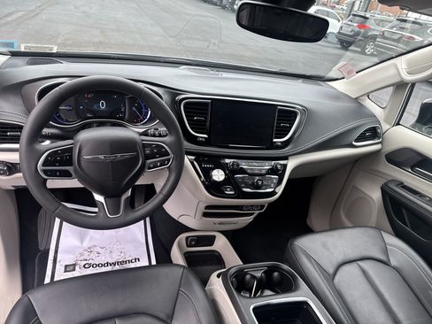 Used 2024 Chrysler Pacifica Limited FWD image 15