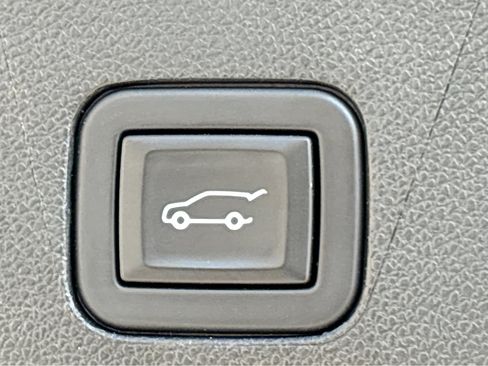 Used 2023 Chevrolet Suburban Premier image 17