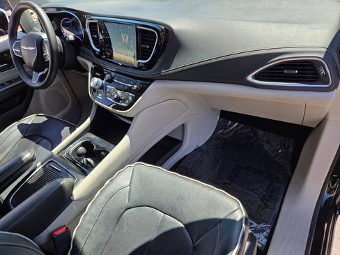 Used 2023 Chrysler Pacifica Limited FWD image 18