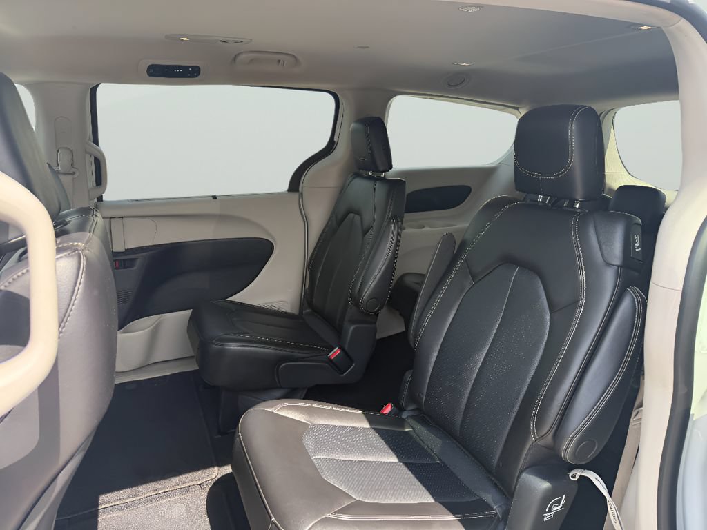 Used 2023 Chrysler Pacifica Touring-L FWD image 21